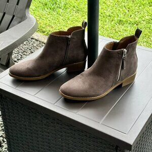 Women's Universal Threads Women's Ankle Boots Size 8.5 brown Bootie Slip-on